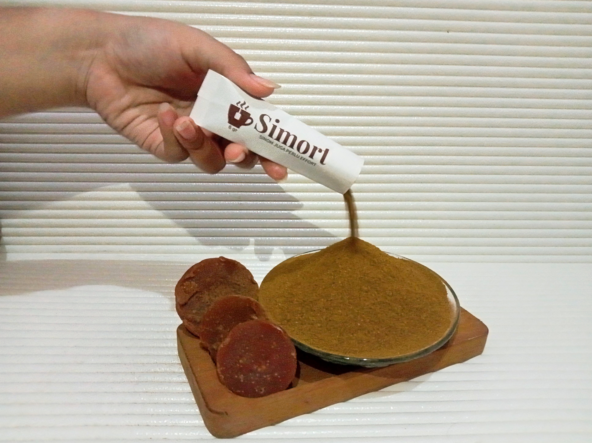 Produk sinom bubuk close-up, nuansa natural cokelat #724b3a